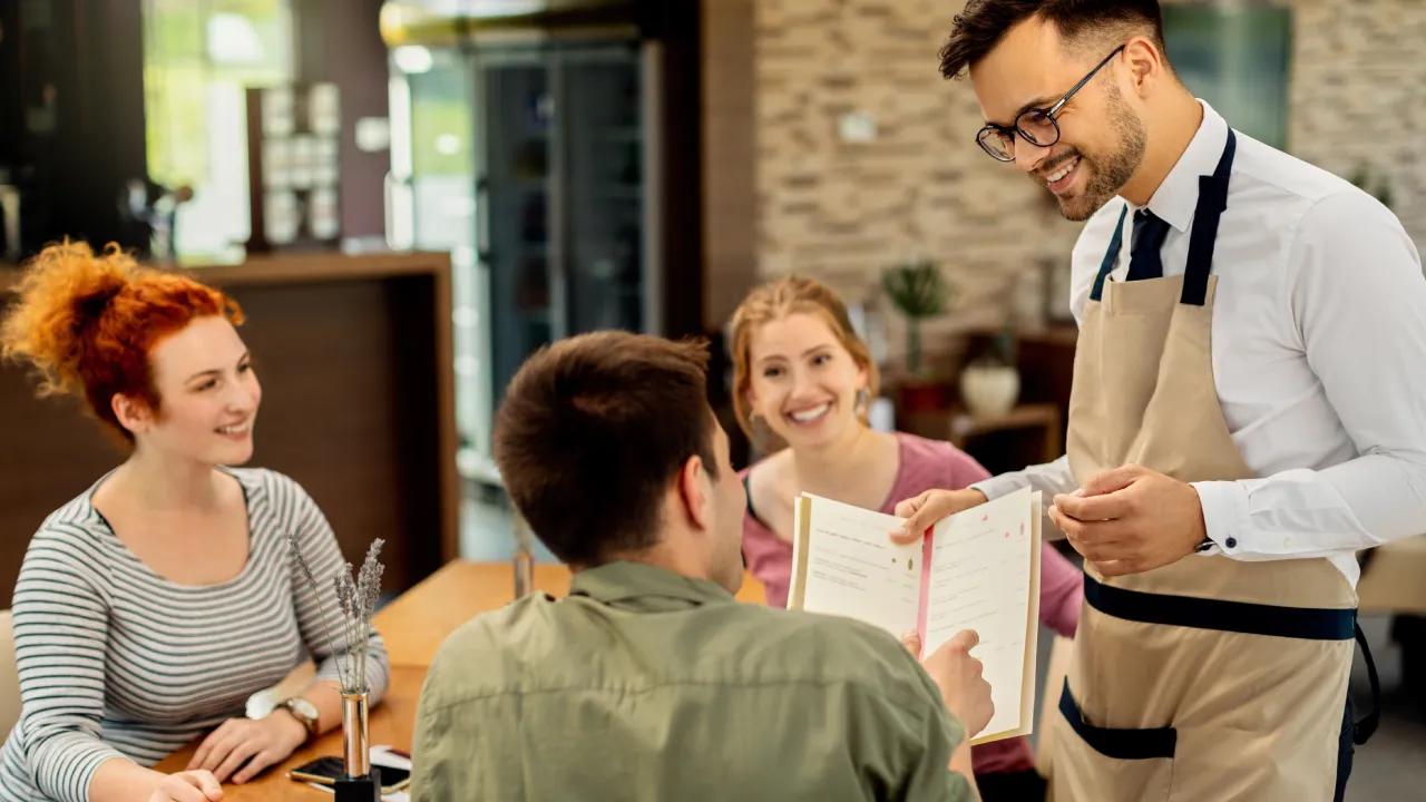 15 Idee per Attirare Clienti in un Ristorante con Promozioni, Digital e Fedeltà